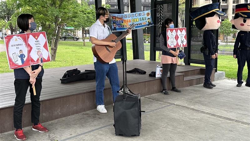 「打開包裹剩蘋果」警反詐騙改編七里香
