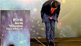 郭台銘：為4年前負氣離開國民黨致萬分歉意鴻海集團創辦人郭台銘5日清晨搭機返台，並在上午舉行「科技經濟開拓之旅」返台記者會，對於4年前負氣離開，郭台銘向國民黨致上萬分歉意。中央社記者吳睿騏桃園機場攝  112年4月5日