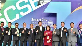 內政部長林右昌2023年3月31日前往南港展覽館參觀「2023智慧城市展暨淨零城市展」。(圖/內政部)