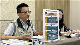 猴痘疫苗第2階段4／10登記，羅一鈞說明預約流程。（圖／記者簡浩正攝影）