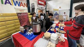 國旗當桌巾遭轟（圖／翻攝自劉世忠臉書）