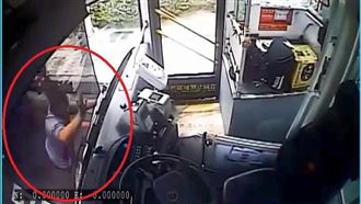公車司機忘拉手煞車被2車夾死　畫面曝光