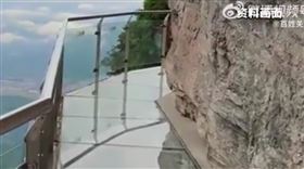 4年輕人在天門山玻璃棧道輕生　官方證實（圖／翻攝自微博）