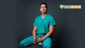 張廷碩提醒，民眾若有睡滿6-8小時，白天仍昏昏欲睡需灌咖啡提神，或是枕邊人聽到打呼聲與嗆咳驚醒，甚至打呼時會倒抽一口氣，有九成機率罹患睡眠呼吸中止症。