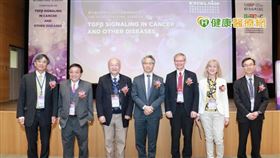 科懋生技6日舉辦第三屆乙型轉化生長因子國際學術研討會，由董事長陳澤民（左3）邀請中研院院長廖俊智（左4）與會致詞，講者包括諾貝爾基金會主席Carl-Henrik Heldin（右3）、瑞典知名學者Paraskevi Heldin（右2）、美國聖路易大學教授黃榮三（左2）、臺大醫院癌醫分院院長楊志新（左1）和中央研究院生醫轉譯研究中心主任吳漢忠（右1）等人。