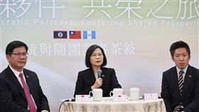 蔡總統返台前出席媒體茶敘（2）總統蔡英文（中）於美西時間6日上午返台前與總統府秘書長林佳龍（左）、副秘書長張惇涵（右）一同出席台灣隨團媒體茶敘。中央社記者趙世勳攝 112年4月7日