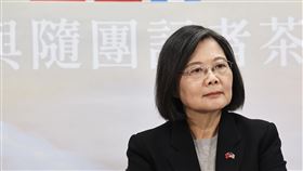 蔡總統返台前出席媒體茶敘（3）總統蔡英文（圖）於美西時間6日上午返台前出席台灣隨團媒體茶敘，她表示，再訪瓜地馬拉、貝里斯，感受友邦傳達熱情。中央社記者趙世勳攝 112年4月7日