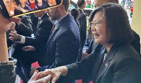 總統蔡英文離開洛杉磯前與飯店外的僑胞