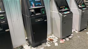 ▲銀行ATM變垃圾場！網狂酸「台灣最美風景」 內行曝無奈原因（圖／翻攝自爆廢公社臉書）

