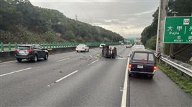 國道三號北上166公里處、台中大甲，閃棉被，人型， 失控翻覆(圖／翻攝畫面)