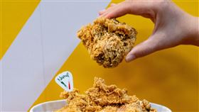 拿坡里推出「2公斤腿排桶」，首次在拿坡里披薩•炸雞與拿坡里炸雞專賣店同步上市。（圖／品牌業者提供）