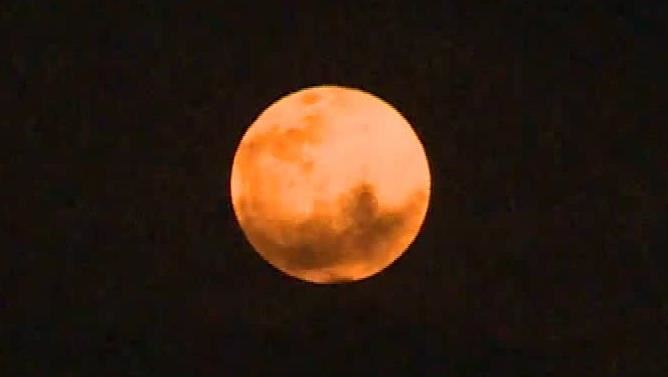 台東罕見血月高掛夜空　氣象站：空污造成