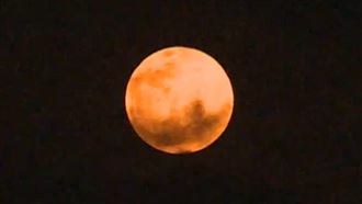 台東罕見血月高掛夜空　氣象站：空污造成