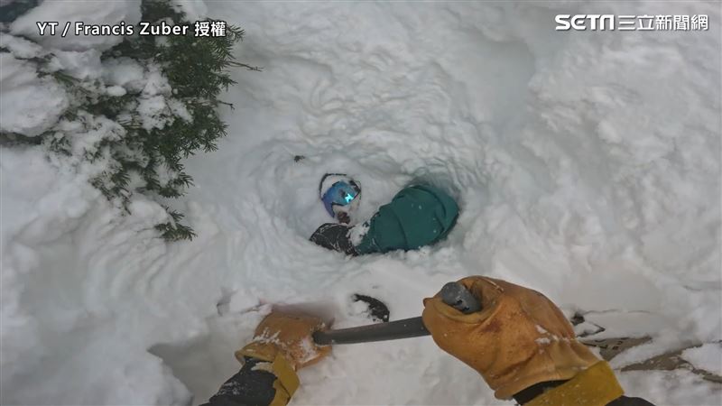 滑雪客遭大雪活埋消失 他徒手挖開神救援