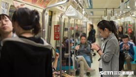 捷運車廂/戴口罩(記者陳弋攝影)