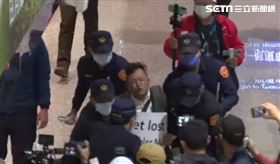 台灣國理事長陳峻涵在桃園機場抗議馬英九遭警方架離