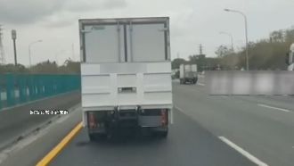 救護車鳴笛2分鐘！貨車占內車道竟不讓路