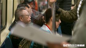 捷運車廂/戴口罩(記者陳弋攝影)