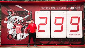 ▲味全龍在天母棒球場左外野架設林智勝300轟計時器。（圖／味全龍球團提供）