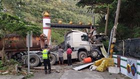 南迴35噸半聯結車撞山壁！自小客被夾成廢鐵　驚險畫面曝光，圖翻攝自記者爆料網