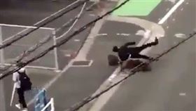 野豬，攻擊上班族，鏟飛撞倒，啃咬，日本福岡(圖／翻攝自推特)