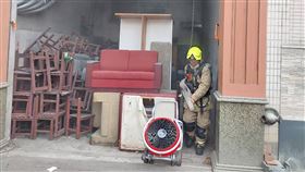 高雄立志中學火警  師生及時疏散無傷亡高雄市三民區立志中學7日下午發生火警，消防人員到場時發現火煙竄出，隨即布線搶救，校方也即時疏散400多名師生到操場避難，無人員受傷。（高雄市消防局提供）中央社記者洪學廣傳真  112年4月7日