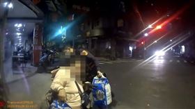 輪椅婦買尿布被小黃拒載！回家遇熱心警幫推「抹緊，妳卡重要」