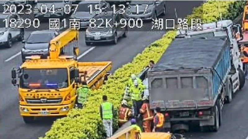 國道砂石車把轎車擠成夾心餅　回堵10公里