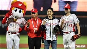 ▲味全龍主場開幕戰，台北市長蔣萬安受邀開球。（圖／記者劉彥池攝影）