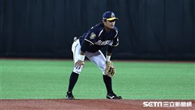 ▲味全龍主場開幕戰，中信兄弟二壘手岳東華。（圖／記者劉彥池攝影）