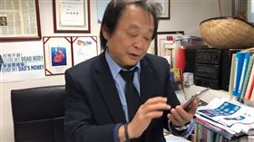 王世堅用智慧型手機了　拿i6學發文看留言（圖／翻攝自王世堅臉書）