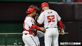 ▲味全龍主場開幕戰，先發投手伍鐸和捕手劉時豪交談。（圖／記者劉彥池攝影）