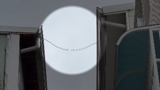 獨／不明電線繞屋頂！屋主嚇壞「不敢剪」