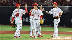 ▲味全龍主場開幕戰，靠著8局下4分攻勢6：4逆轉擊敗中信兄弟，球員賽後慶祝勝利。（圖／記者劉彥池攝影）