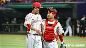 ▲味全龍主場開幕戰，投手林子昱和捕手劉時豪。（圖／記者劉彥池攝影）