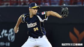 ▲味全龍主場開幕戰，中信兄弟投手李振昌上場中繼。（圖／記者劉彥池攝影）