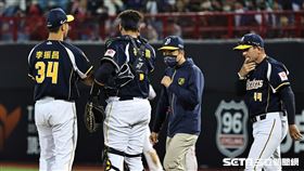 ▲味全龍主場開幕戰，中信兄弟投手李振昌上場中繼單局被擊出3支安打，投手教練佛斯特喊暫停。（圖／記者劉彥池攝影）