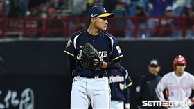 ▲味全龍主場開幕戰，中信兄弟投手吳俊偉接替李振昌投球。（圖／記者劉彥池攝影）