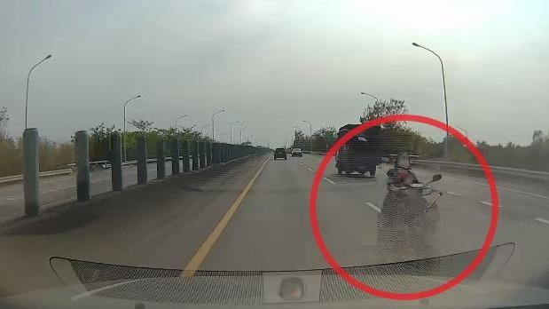 超狂嬤逆向騎上快速道路　網：子孫發大財