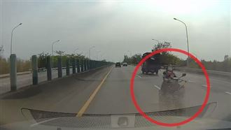 超狂嬤逆向騎上快速道路　網：子孫發大財