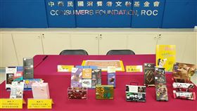 消基會抽檢20件黑巧克力結果公布消基會今年1月間在雙北市通路及網路上隨機購買20件黑巧克力檢驗，7日舉辦記者會公布抽檢結果，其中編號18號的「100%台灣黑巧克力」，鎘含量每公斤超過0.8毫克，高於歐盟規範。圖為記者會現場展示本次抽檢產品。（消基會提供）中央社記者楊淑閔傳真  112年4月7日