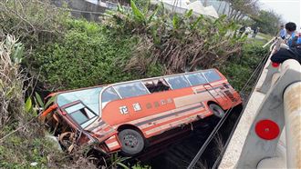 2車對撞！花蓮客運失控墜橋釀1死5傷