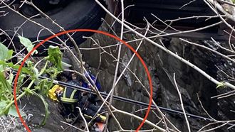 花蓮客運墜橋懸空卡山壁！警消狹縫中救援