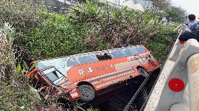 花蓮客運與轎車對撞摔落橋下（1）