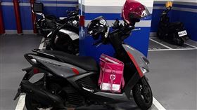 ▲「機車裝外送箱」假冒外送員販賣毒品！北市警跟監埋伏　逮小蜜蜂（圖／警方提供）