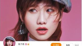 ▲網紅把紅油淋在雞爪上，卻突然冒出蟑螂（藍圈處）。（圖／翻攝自密子君微博）