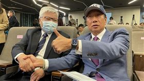 陽明交大頒劉揚偉名譽博士  郭台銘、魏哲家出席國立陽明交通大學8日頒授鴻海董事長劉揚偉名譽博士學位，鴻海創辦人郭台銘（右）、台積電總裁魏哲家（左）出席祝賀，兩人會前握手寒暄。中央社記者鍾榮峰攝  112年4月8日