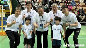 羽球示範賽邀請東奧男雙金牌王齊麟及李洋加入，和小小運動員搭配對打，向下傳承。（圖／記者蔡厚瑄攝影）