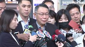 柯文哲訪美桃園機場第二航廈出境大廳受訪及辦理登機