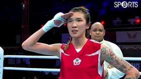 黃筱雯奪金後比出敬禮手勢慶祝。（圖／翻攝自國際拳擊總會官網）